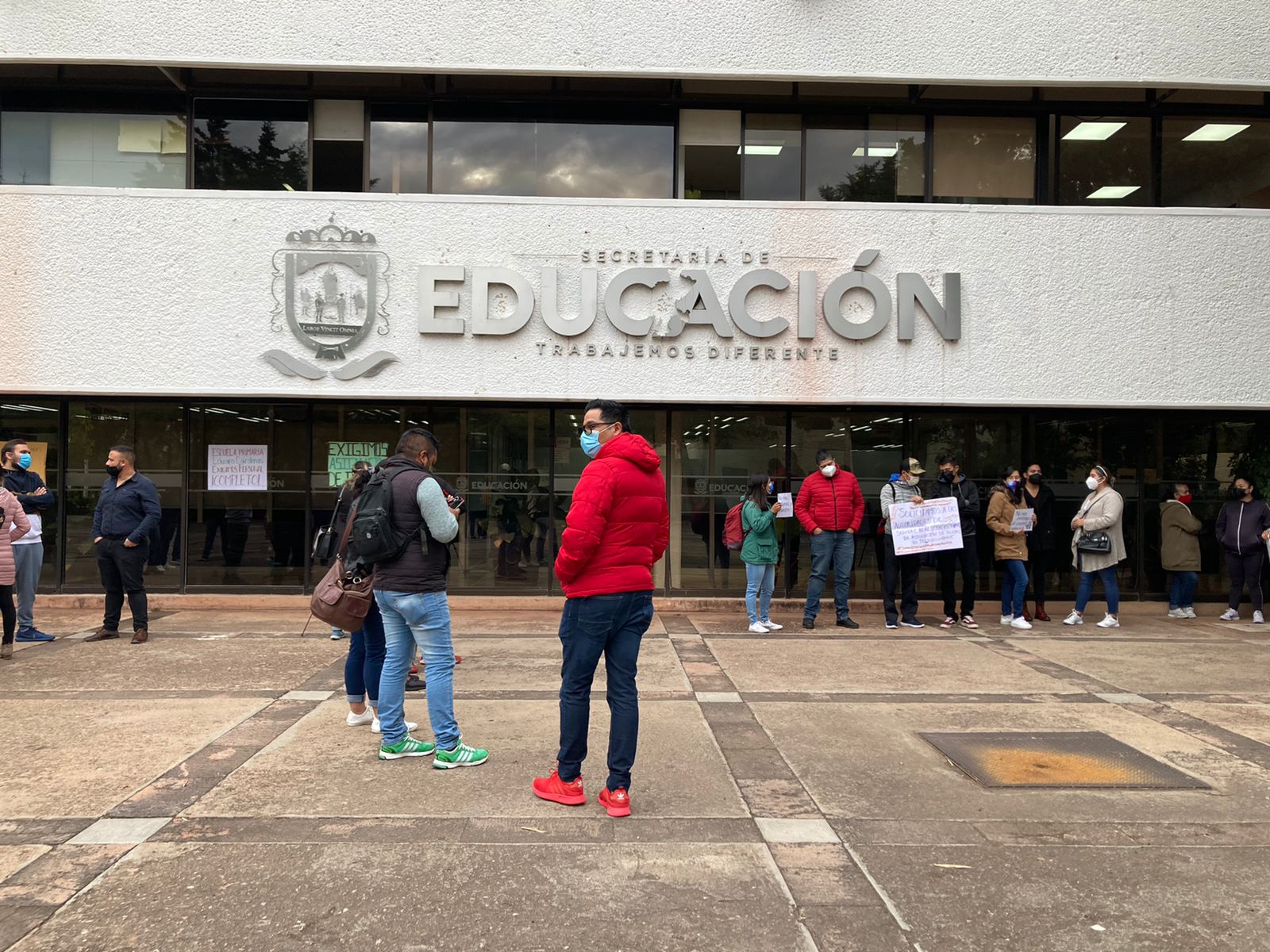 Urge orden en la SEZ; maestros exigen pago y asignación de plazas