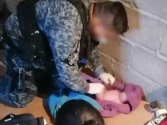 Policías estatales apoyan en labores de parto a una mujer en Fresnillo.