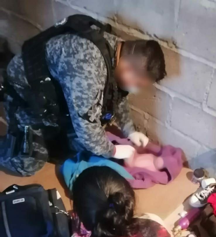 Policías estatales apoyan en labores de parto a una mujer en Fresnillo.