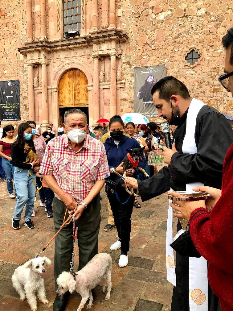 Bendicen a las mascotas en Luis Moya