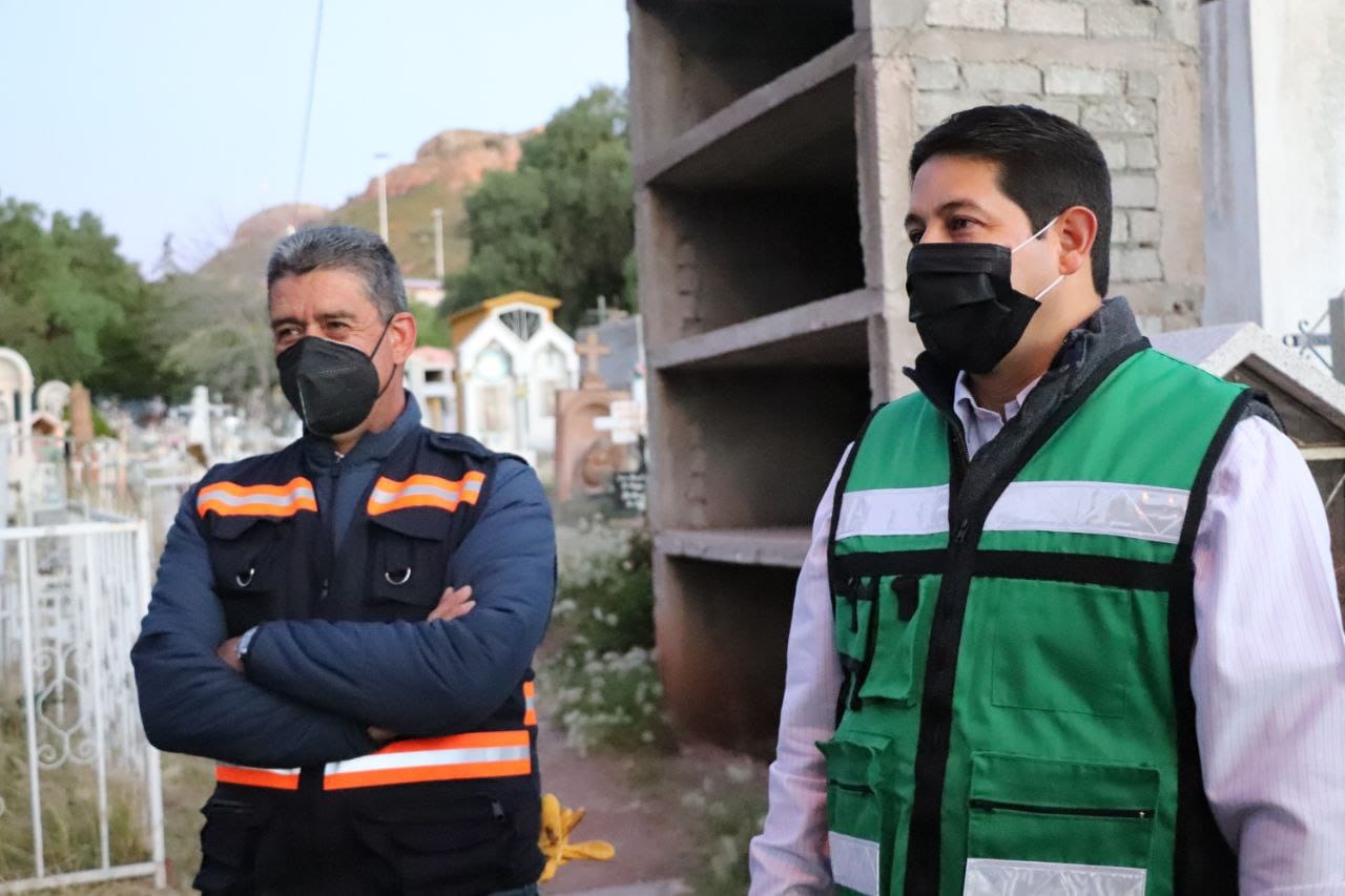 Rehabilitan panteones de la capital