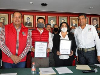 Entregan nombramientos a Enrique Flores y Araceli Guerrero