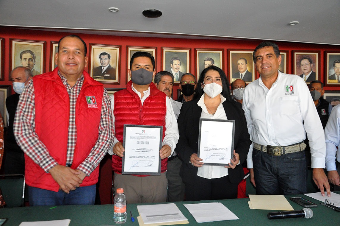 Entregan nombramientos a Enrique Flores y Araceli Guerrero