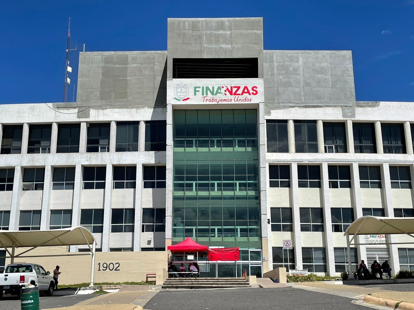 Trabajadores aún no reciben su pago y continúan con el plantón