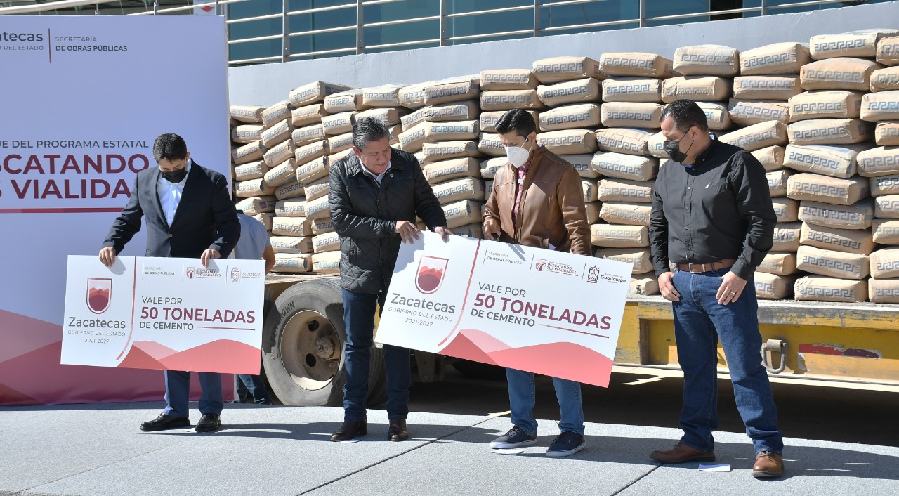 Entrega David Monreal cemento al municipio de Guadalupe, como parte del Programa Rescatando tus Vialidades
