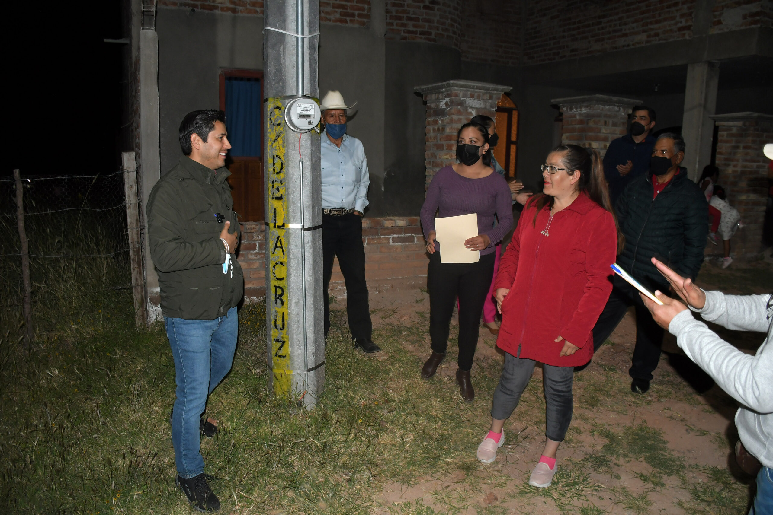 Entregan red de alumbrado y electrificación en La Zacatecana