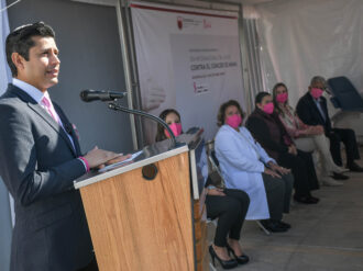 Julio Cesar Chávez hace entrega de equipo médico a la UNEME DEDICAM