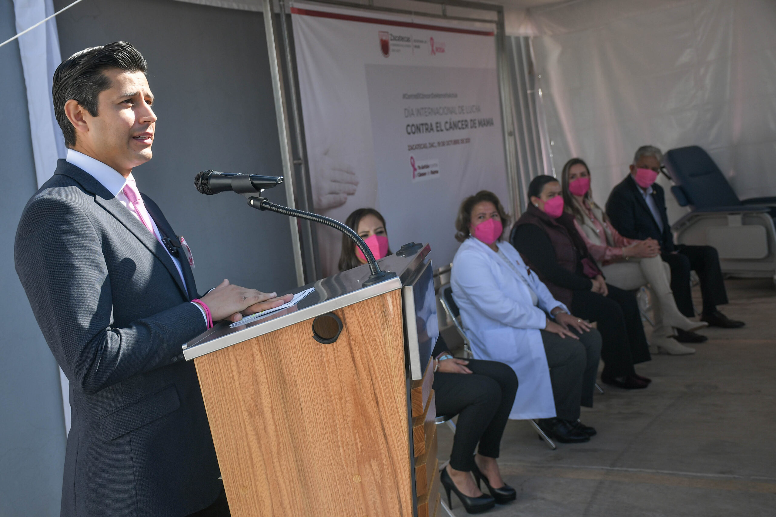 Julio Cesar Chávez hace entrega de equipo médico a la UNEME DEDICAM