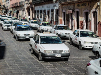 Se manifiestan taxistas; exigen sacar a taxis piratas