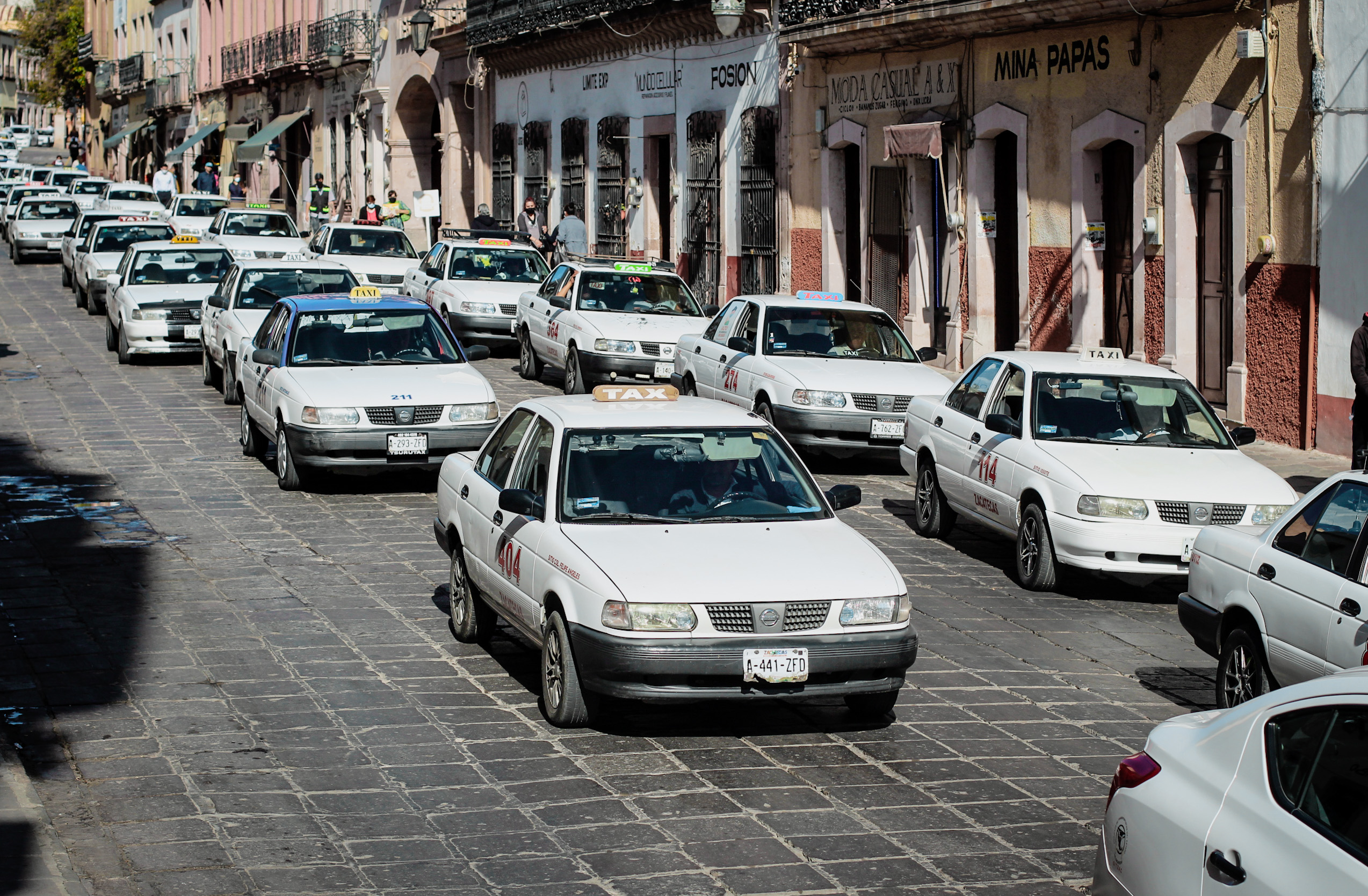 Se manifiestan taxistas; exigen sacar a taxis piratas