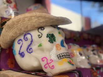 Con optimismo, se colocan comerciantes en el tianguis del Día de Muertos