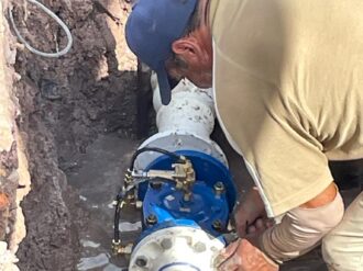 Cambian válvula para evitar fugas de agua en Jerez