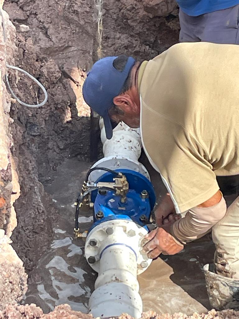 Cambian válvula para evitar fugas de agua en Jerez