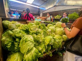 Bullicio, aromas y  texturas bajo lonas multicolor