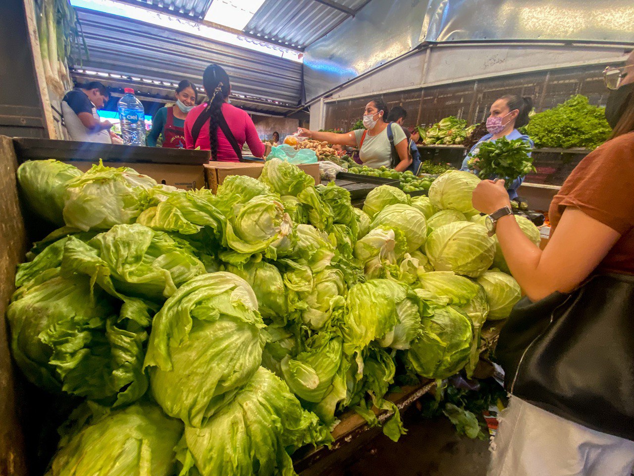 Bullicio, aromas y  texturas bajo lonas multicolor