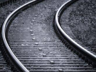 Migrantes arrollados por tren en Francia querían esconderse de la policía