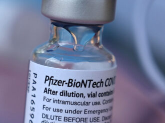 Piden iniciar vacunación a menores de edad