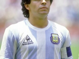 Diego Armando Maradona, a 45 años de su debut