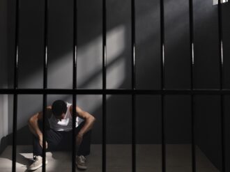 Dan cárcel y latigazos por robar tres bolsitas de nueces en Irán