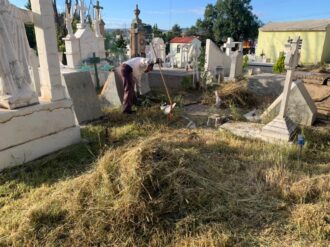 Ayuntamiento de Sombrerete brinda mantenimiento al panteón municipal para la conmemoración de Día de Muertos.