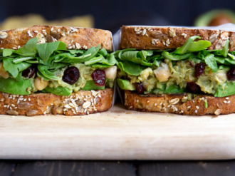 Emparedado con garbanzo, aguacate y arándanos