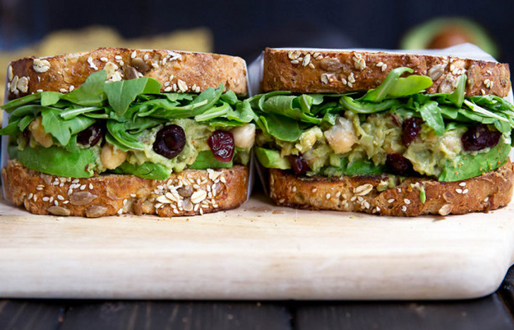 Emparedado con garbanzo, aguacate y arándanos