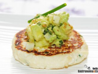 Blinis de requesón con aguacate