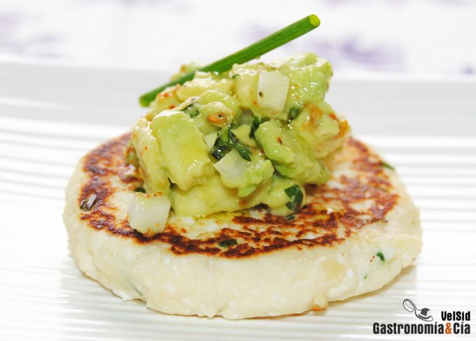 Blinis de requesón con aguacate