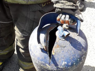 Bombero carga tanque de gas en llamas para evitar explosión en CDMX