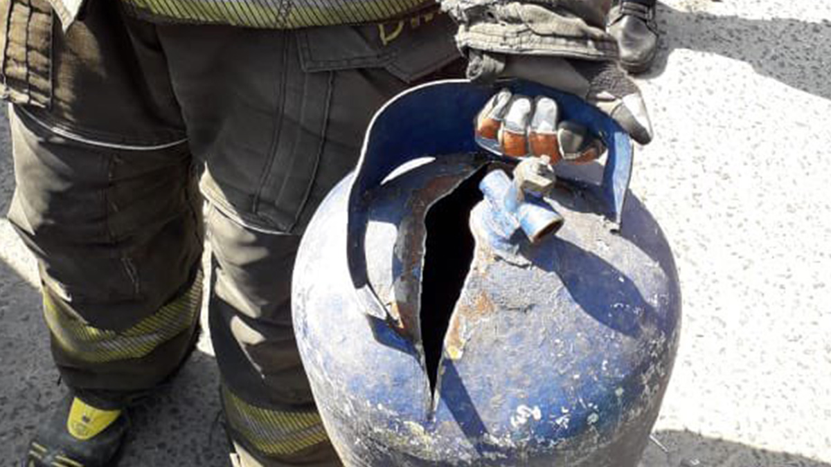 Bombero carga tanque de gas en llamas para evitar explosión en CDMX