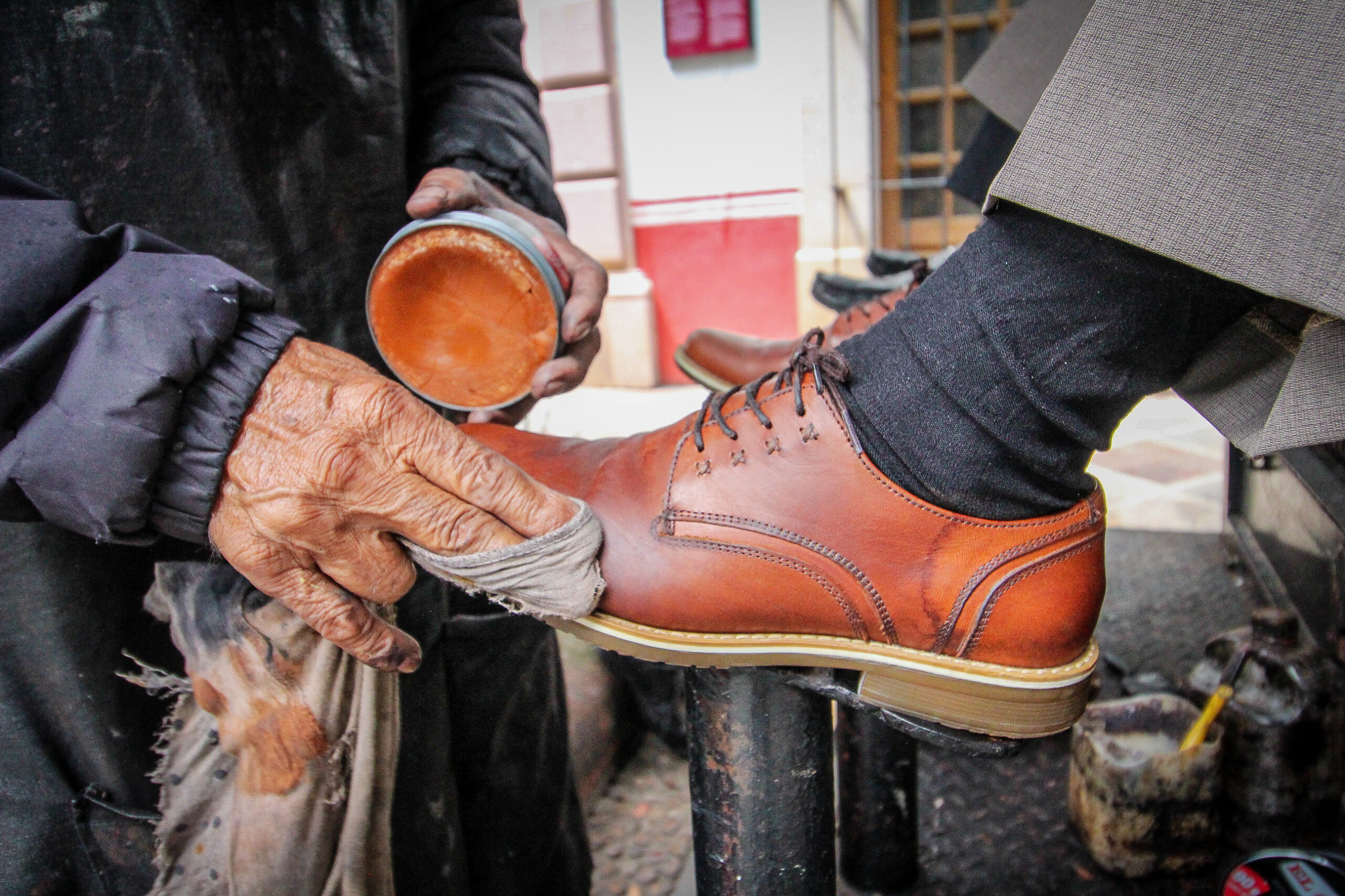 Don Cuco lustra zapatos desde hace 52 años