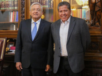 Se compromete AMLO a pagar la nómina magisterial