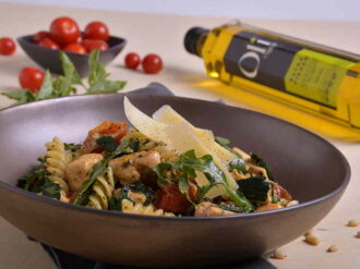 Pasta fría de pesto con vegetales