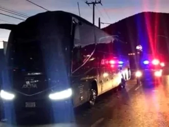 Atacan a balazos autobús de banda La Adictiva en carretera del Edomex
