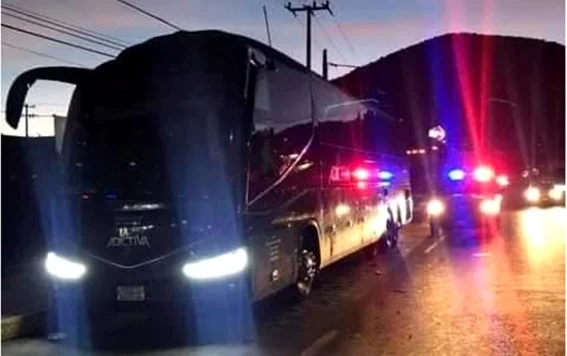 Atacan a balazos autobús de banda La Adictiva en carretera del Edomex
