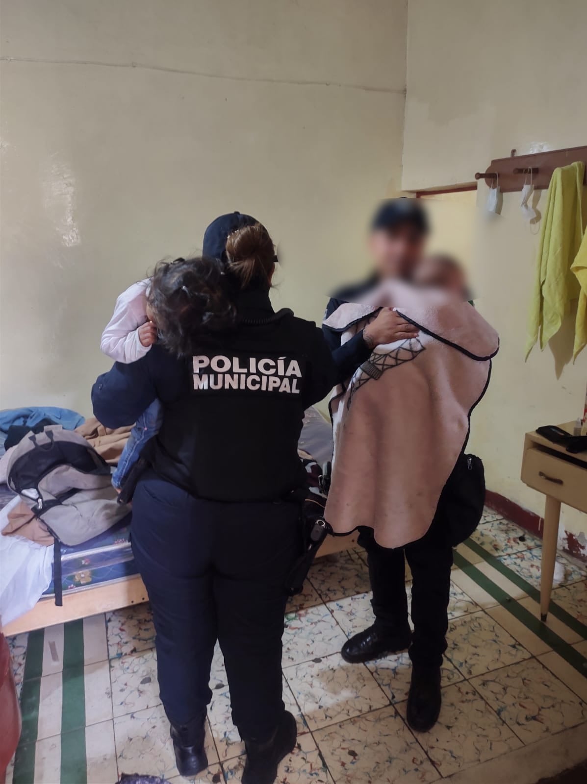 Libran a dos niñas del abandono