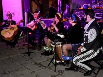 Entre música y misterio celebran el Día de Muertos