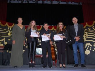 Derrochan romanticismo en el teatro Hinojosa