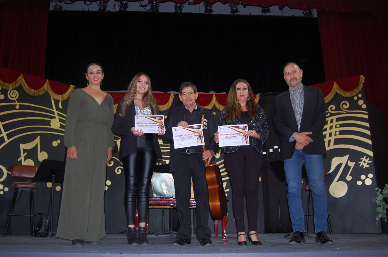 Derrochan romanticismo en el teatro Hinojosa