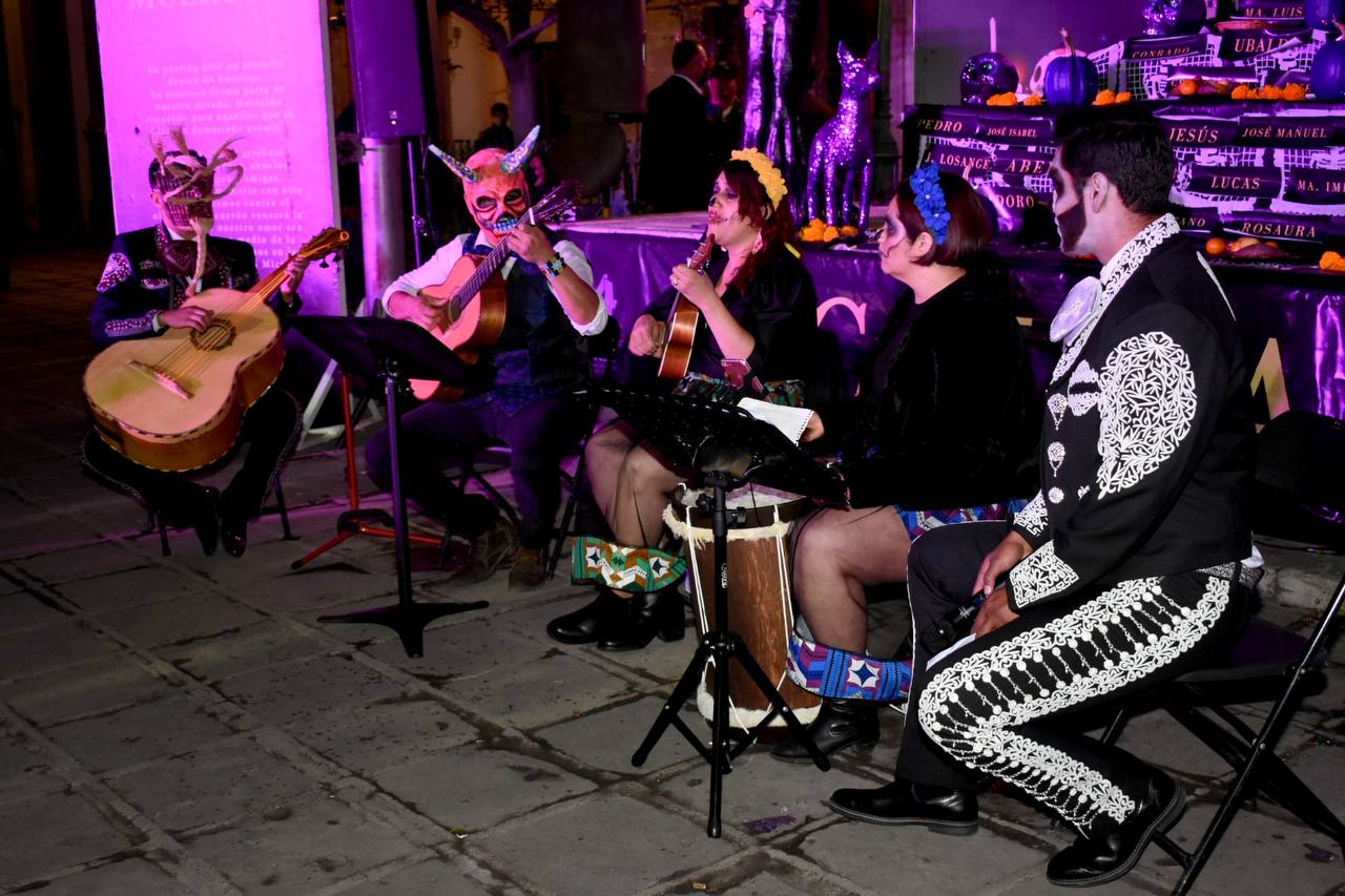Entre música y misterio celebran el Día de Muertos