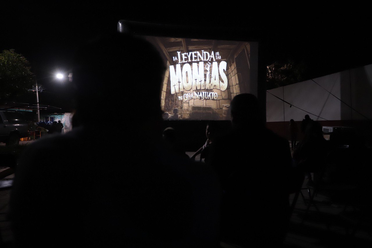 Exponen películas frente al panteón Santa Teresa