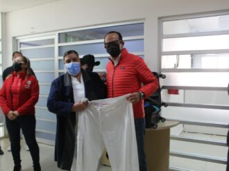 Entregan trajes quirúrgicos a enfermeras