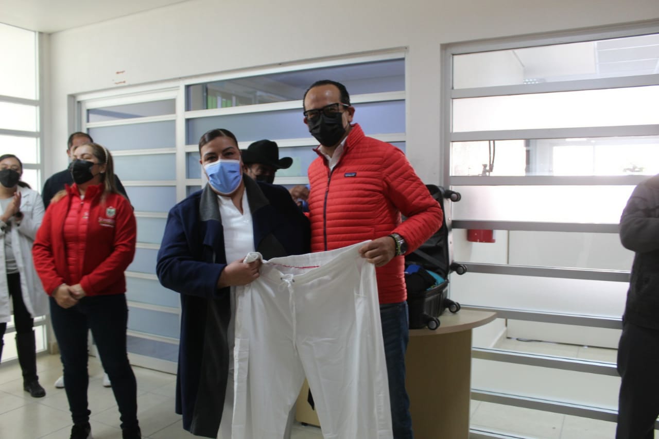 Entregan trajes quirúrgicos a enfermeras