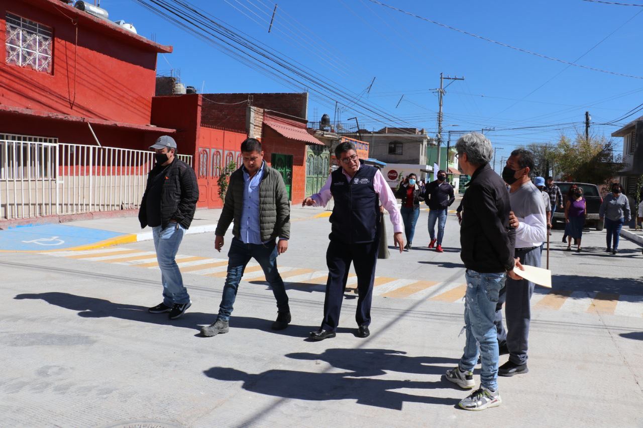 Pavimentan la calle Los Fresnos