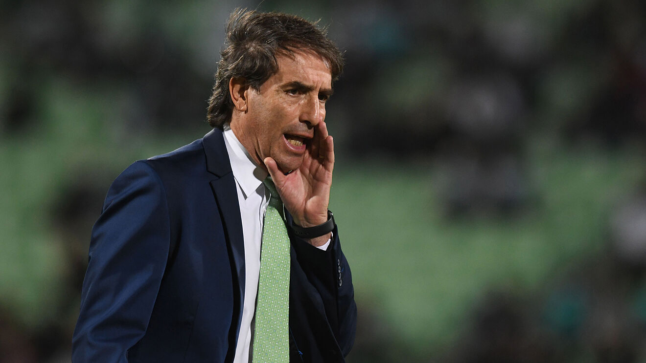 Santos despide a Guillermo Almada tras la eliminación ante Tigres