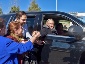 Analiza AMLO federalización de la nómina educativa