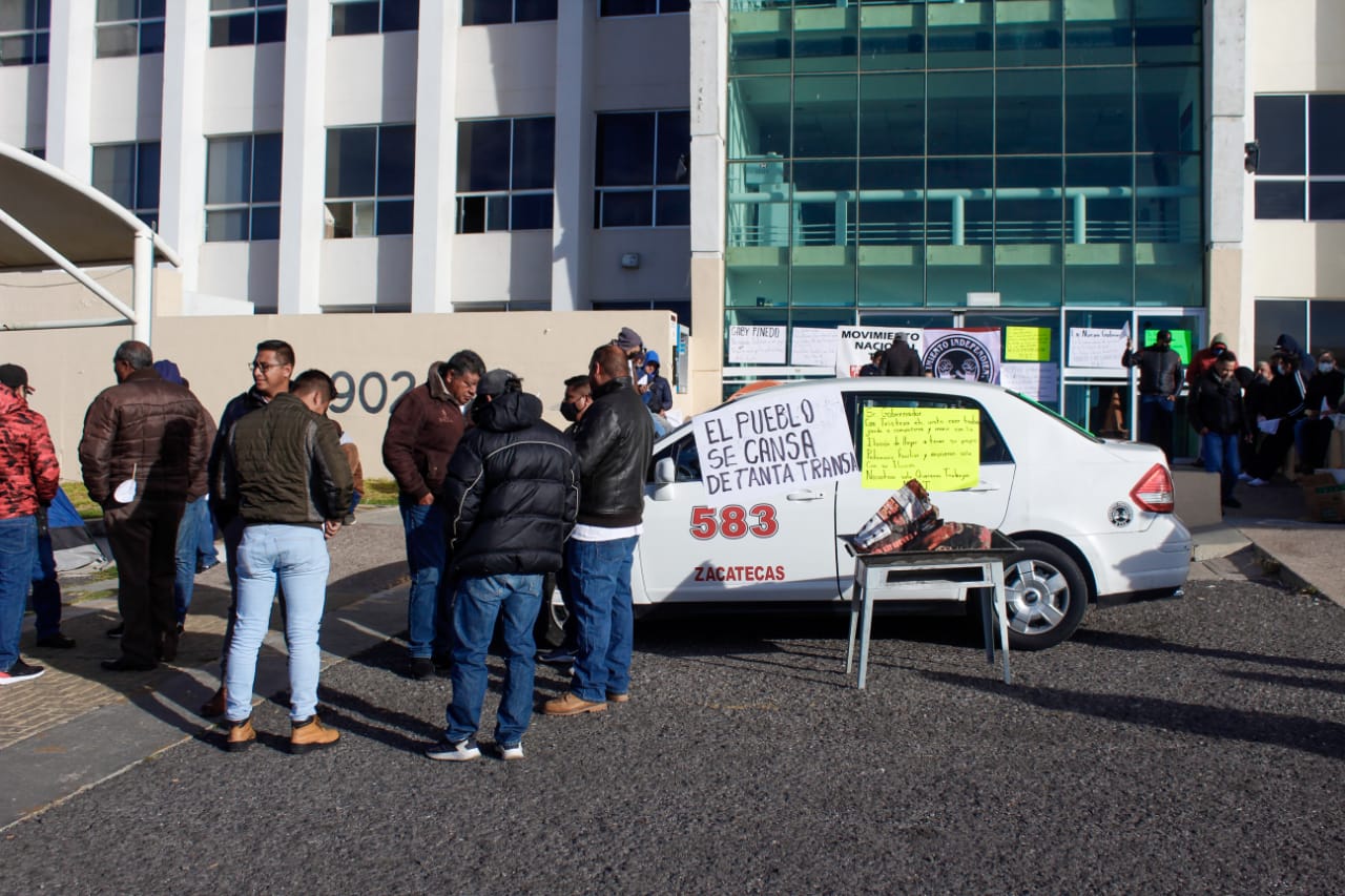Piden taxistas que les regresen sus unidades; toman Ciudad Administrativa