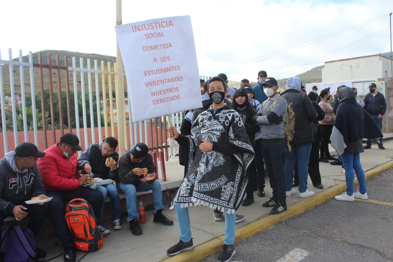 Exigen la permanencia de la directora del Bachillerato General Policial