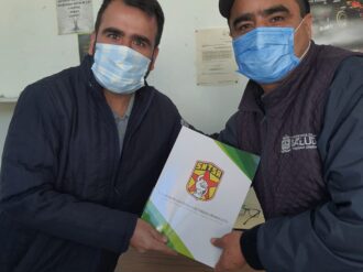 Entregan becas a los hijos de 168 trabajadores de la salud