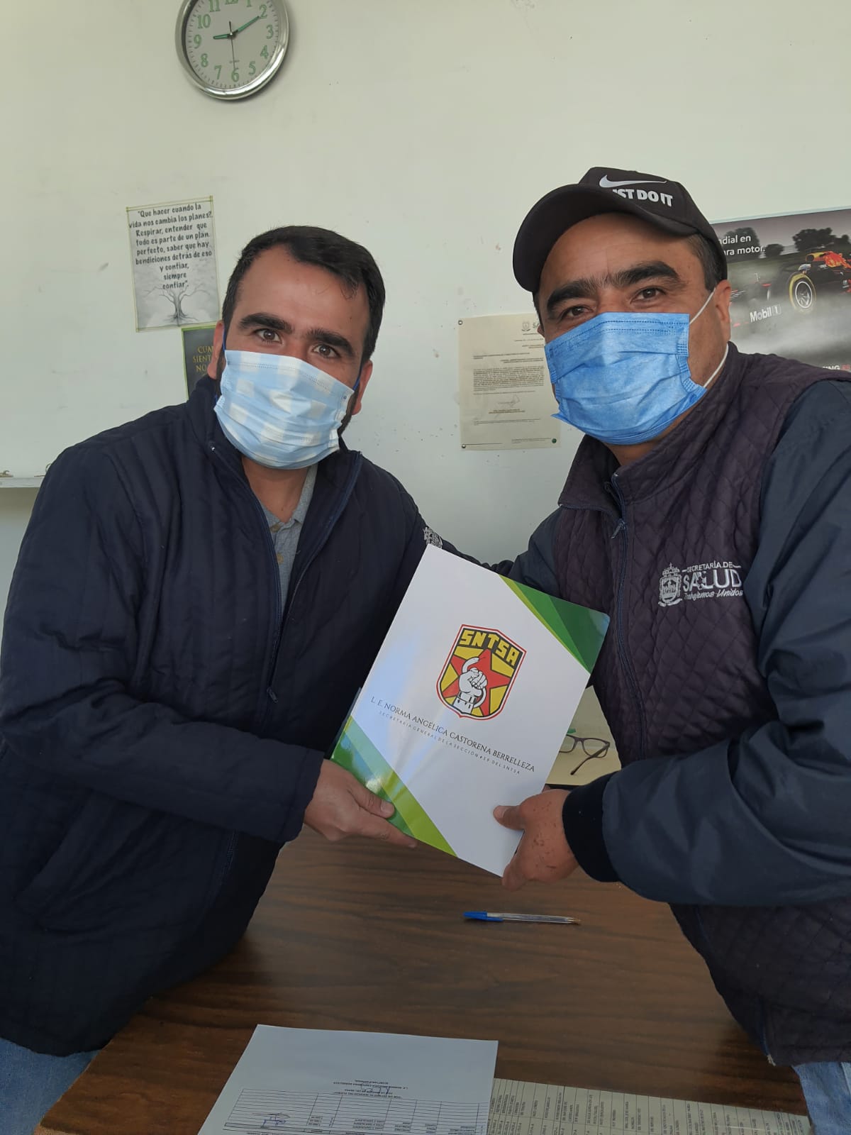 Entregan becas a los hijos de 168 trabajadores de la salud